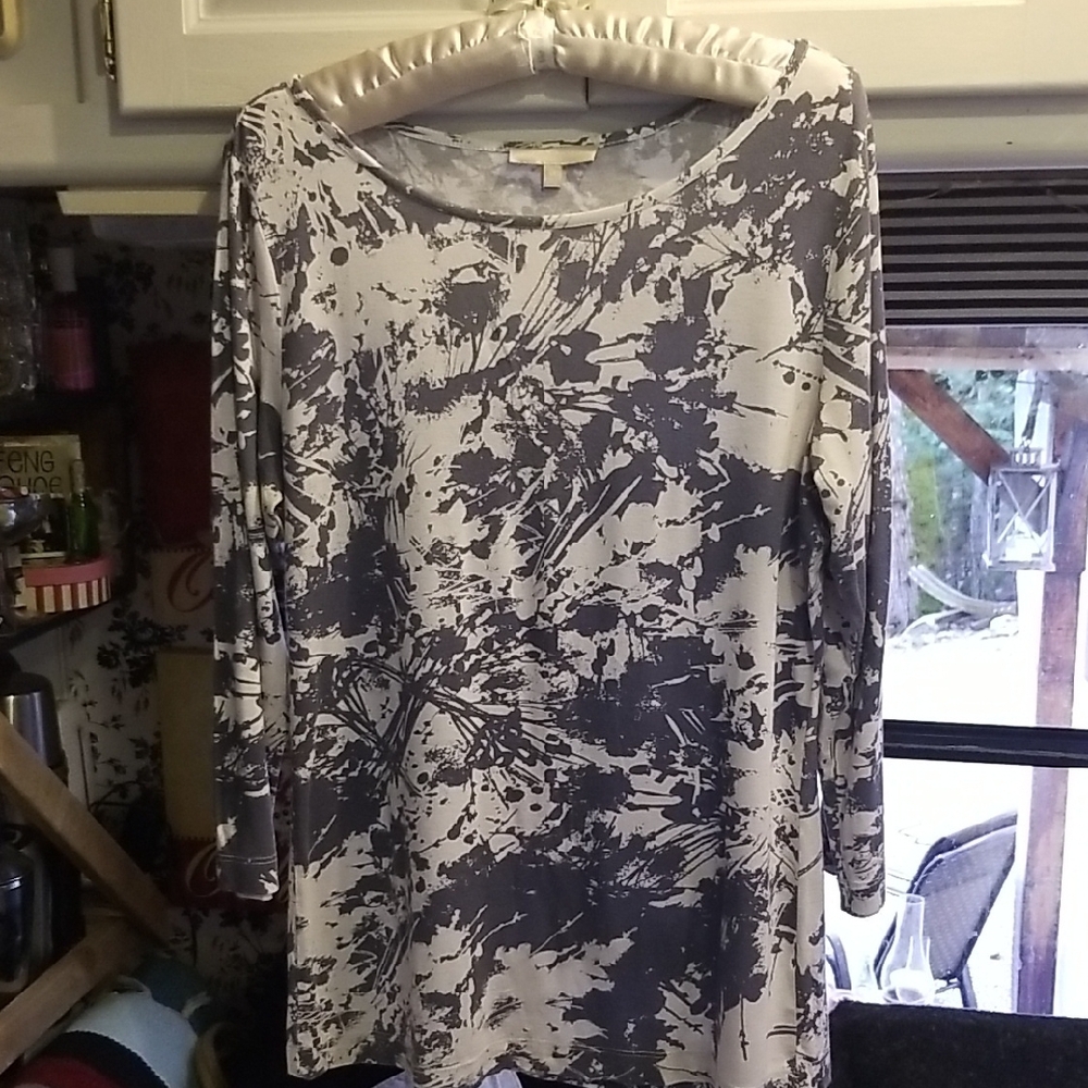 Abstract Gray and White Long Sleeve Top